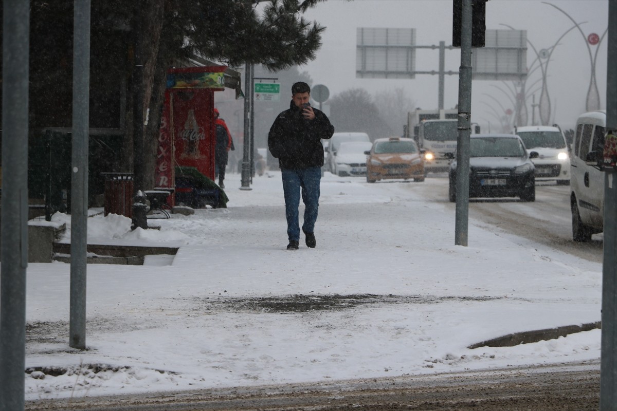 Yozgat'ta etkili olan kar yağışı sonrası kent merkezi beyaza büründü.