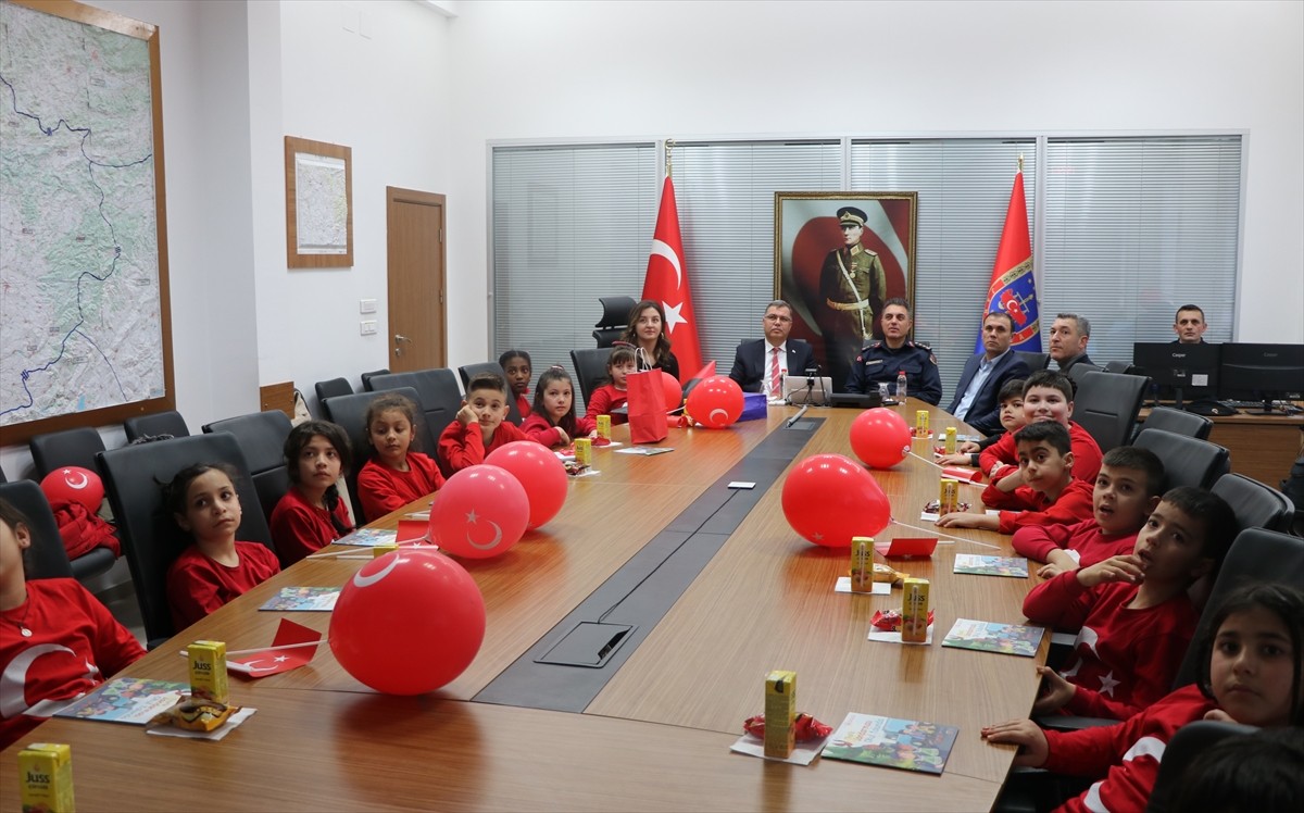 Yozgat'ta Yavuz Selim İlkokulu öğrencileri, aileleriyle ördükleri atkı ve bereleri, yazdıkları...