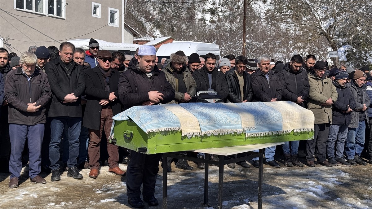 Zonguldak'ın Çaycuma ilçesinde kar temizlediği sırada kalp krizi geçirip hayatını kaybeden...