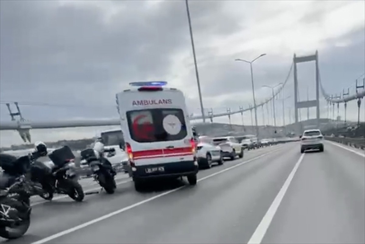 15 Temmuz Şehitler Köprüsü'nde meydana gelen kazada, motosikletli 2 polis memuru yaralandı.