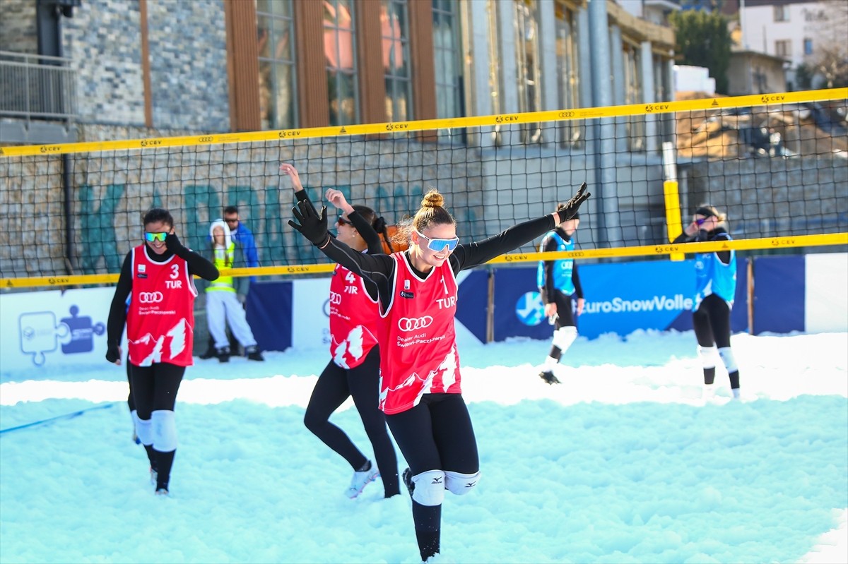 20 Yaş Altı Kadın Kar Voleybolu Milli Takımı, namağlup Avrupa şampiyonluğuna ulaştı.