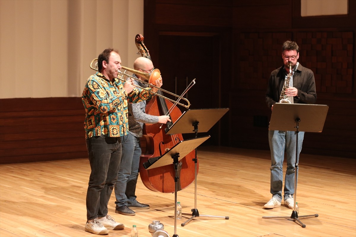 32. İzmir Avrupa Caz Festivali, "Un Loco Poco Trio" konseriyle devam etti. İzmir Kültür Sanat ve...