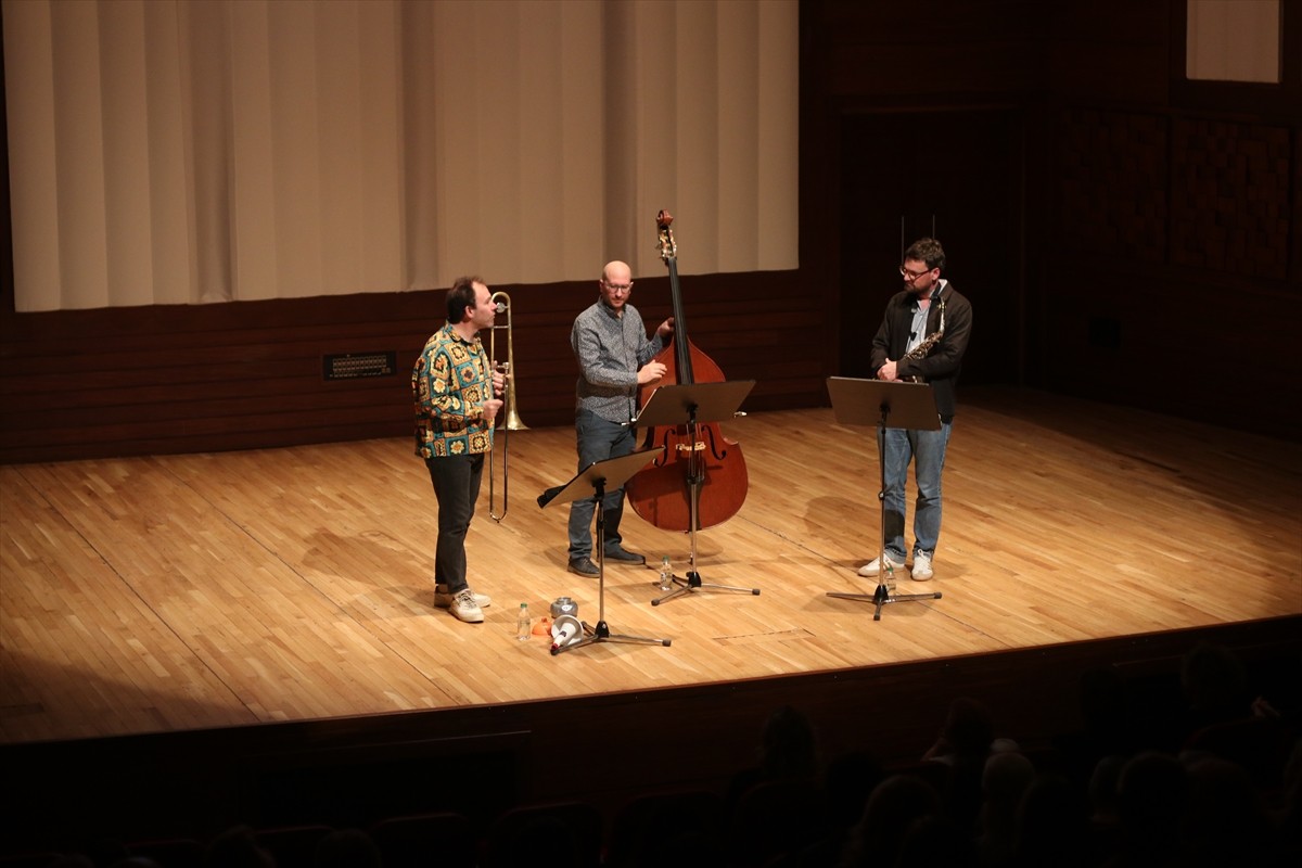 32. İzmir Avrupa Caz Festivali, "Un Loco Poco Trio" konseriyle devam etti. İzmir Kültür Sanat ve...