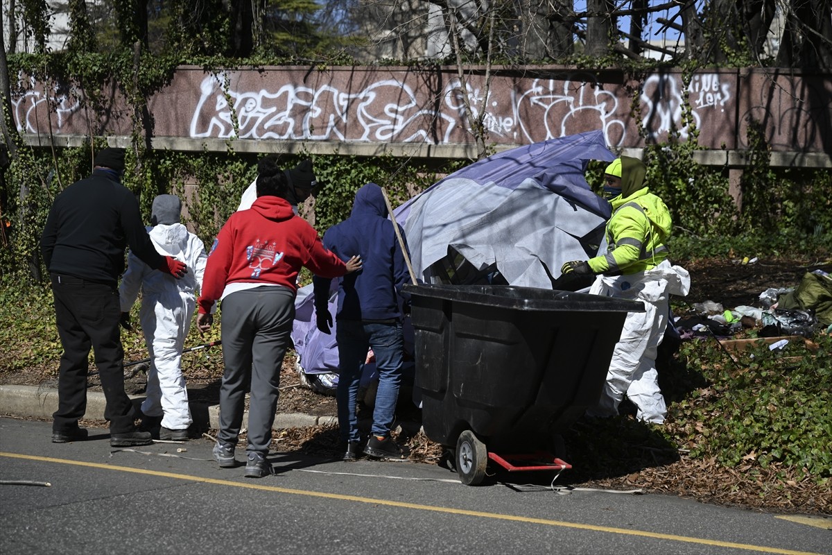 ABD Başkanı Donald Trump'ın, başkent Washington'daki "evsiz kamplarının" kaldırılması uyarısının...