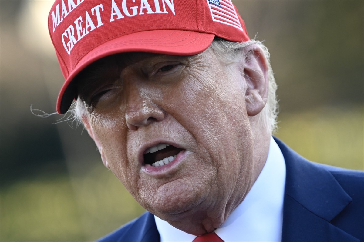 ABD Başkanı Donald Trump (fotoğrafta), Florida'daki Mar-a-Lago'ya gitmek üzere Beyaz Saray'dan...