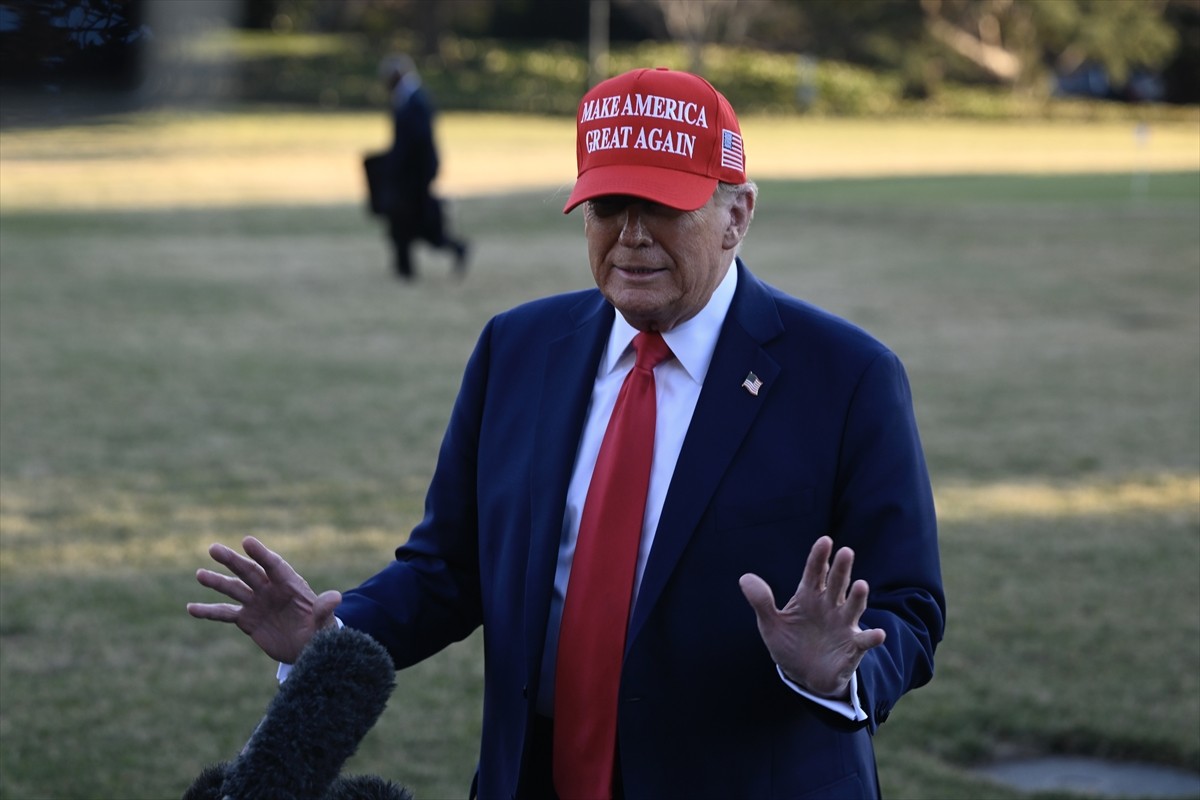 ABD Başkanı Donald Trump (fotoğrafta), Florida'daki Mar-a-Lago'ya gitmek üzere Beyaz Saray'dan...