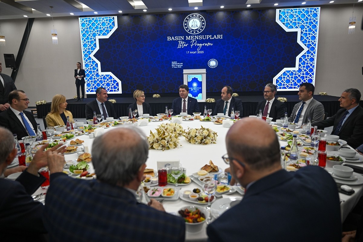 Adalet Bakanı Yılmaz Tunç, Ankara Hakimevi'nde basın kuruluşlarının temsilcileriyle iftarda bir...