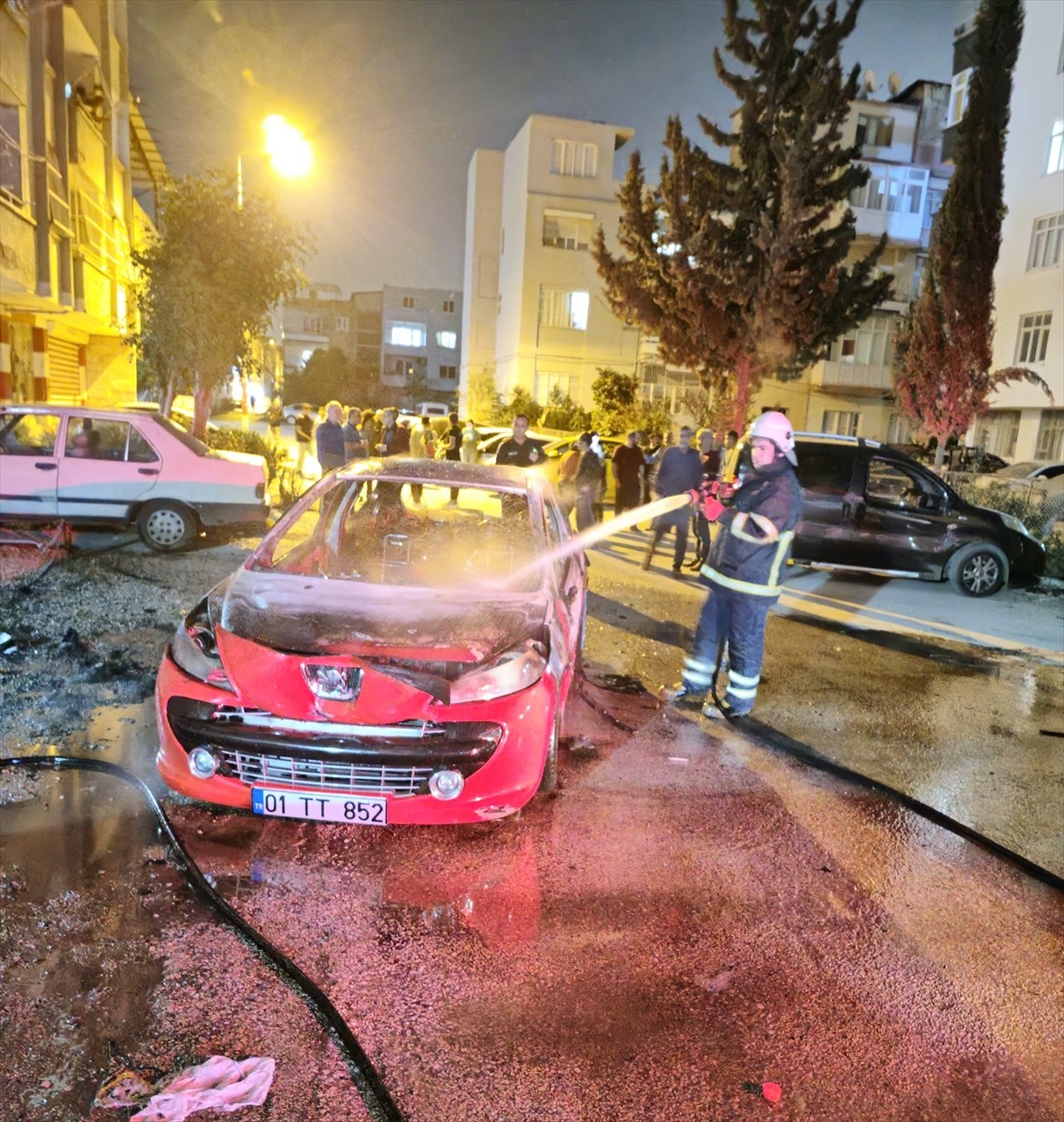 Adana'nın merkez Seyhan ilçesinde otomobilde çıkan yangın, itfaiye ekiplerince söndürüldü.