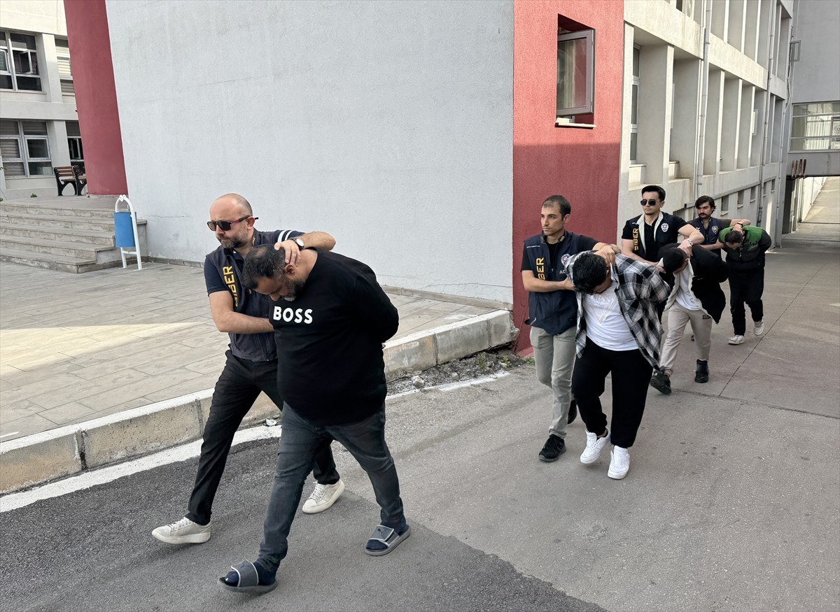 Adana merkezli 3 ilde düzenlenen dolandırıcılık operasyonunda gözaltına alınan 4 zanlı...