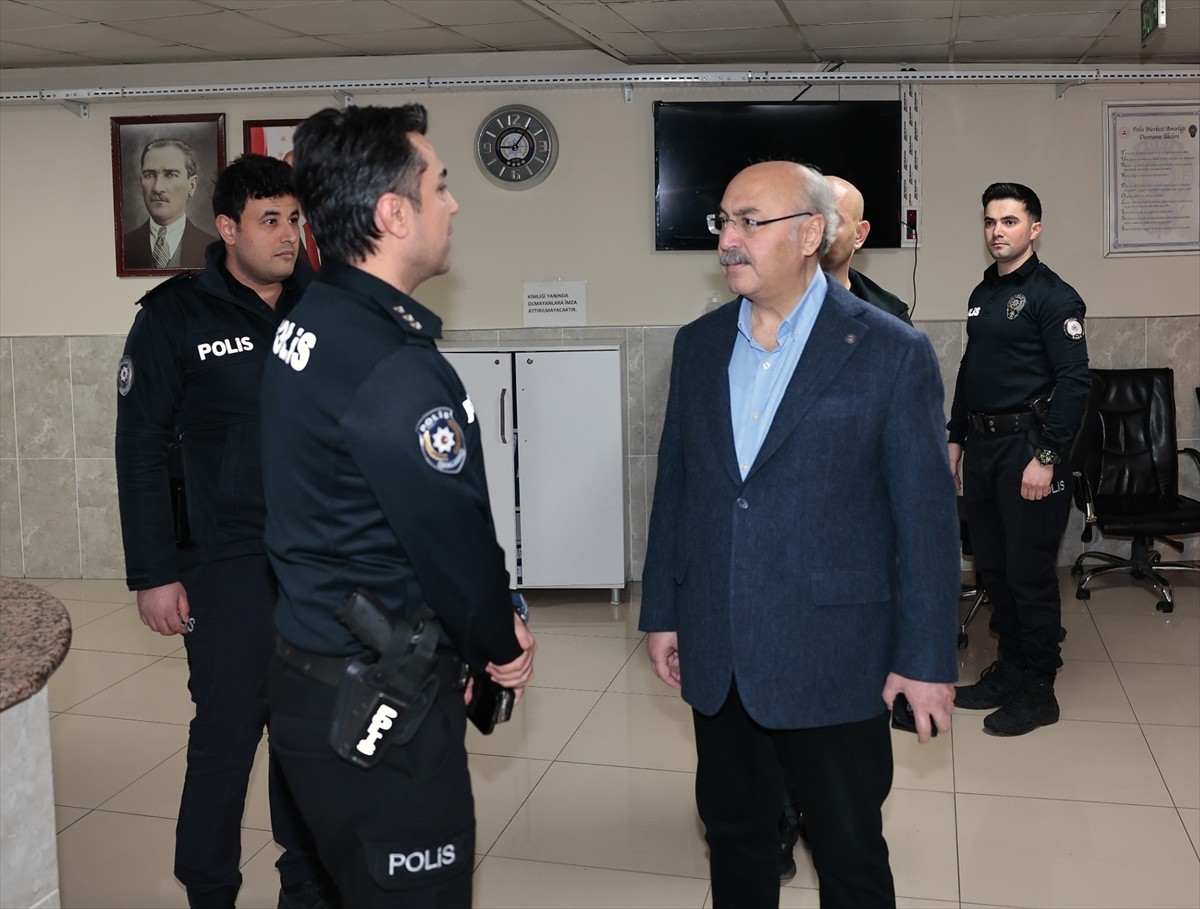 Adana Valisi Yavuz Selim Köşger, merkez Seyhan ilçesinde "huzur ve güven" uygulaması yapan polis...