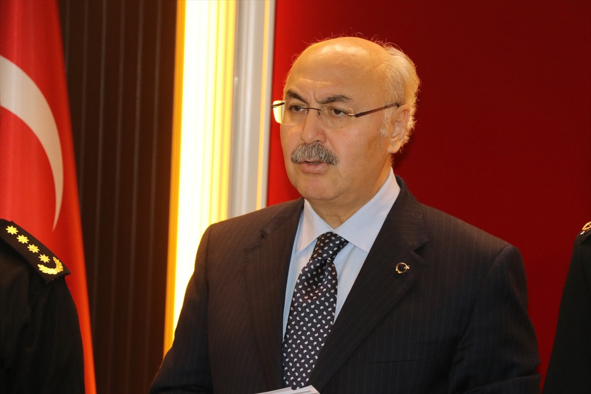 Adana Valisi Yavuz Selim Köşger (sol 2), Valilik Toplantı Salonu'nda düzenlenen "Asayiş ve...