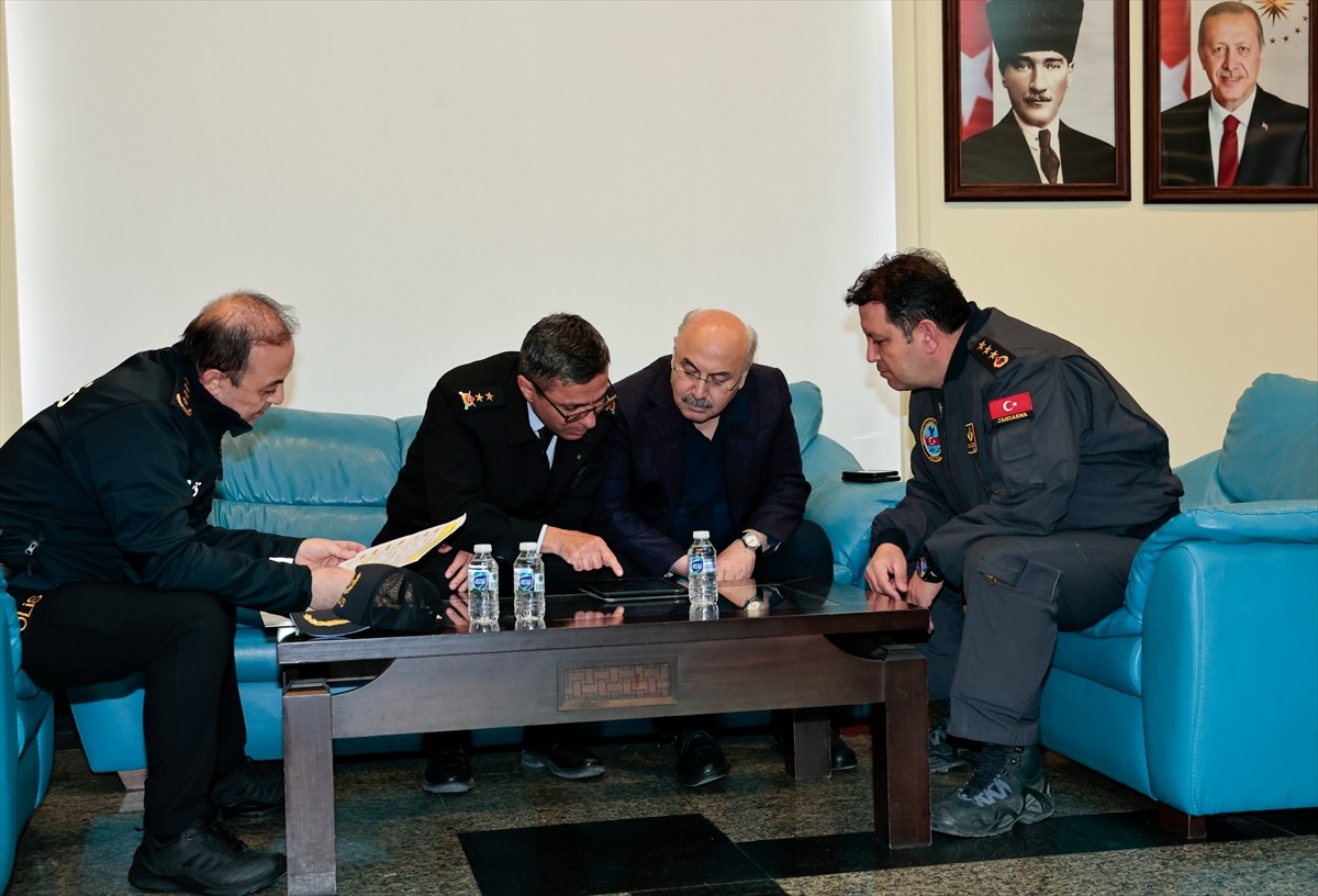 Adana Valisi Yavuz Selim Köşger (solda), polis ve jandarma ekiplerinin kontrol noktalarındaki...