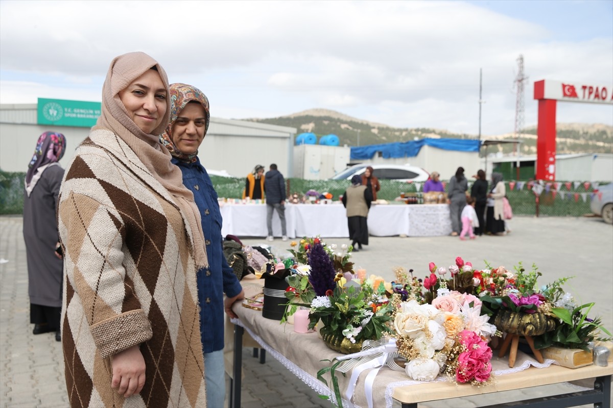 Adıyaman'da depremzede kadınlar, "Eli Yaman" çarşısında kurulan fuar alanında el emeği ürünlerini...