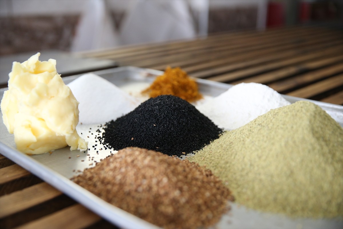 Adıyaman'daki fırınlarda Ramazan Bayramı öncesinde "taplama" mesaisi yaşanıyor. Un, maya, şeker...