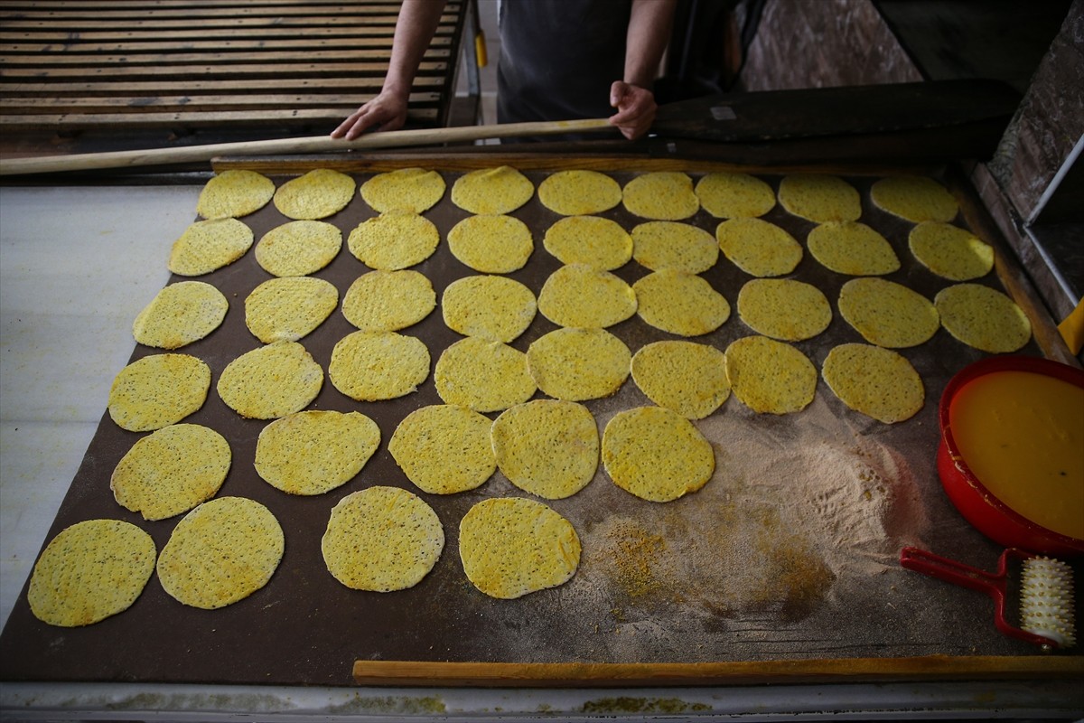 Adıyaman'daki fırınlarda Ramazan Bayramı öncesinde "taplama" mesaisi yaşanıyor. Un, maya, şeker...