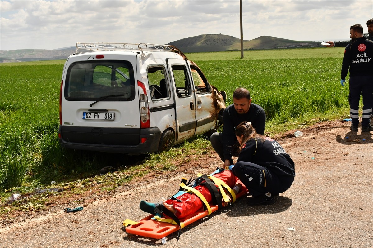 Adıyaman’ın Besni ilçesinde iki otomobilin çarpışması sonucu 6 kişi yaralandı.