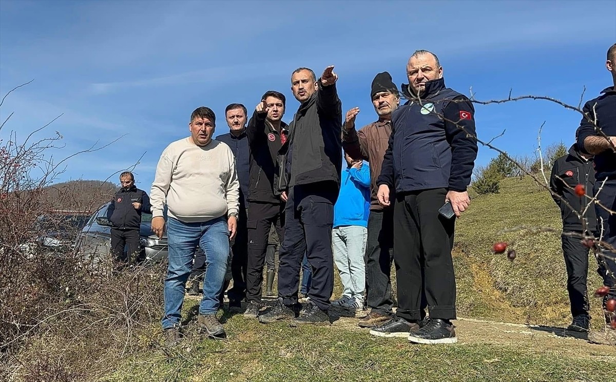 AFAD Başkan Yardımcısı Önder Bozkurt, Sinop'ta 3 evin yıkıldığı heyelan bölgesinde incelemelerde...