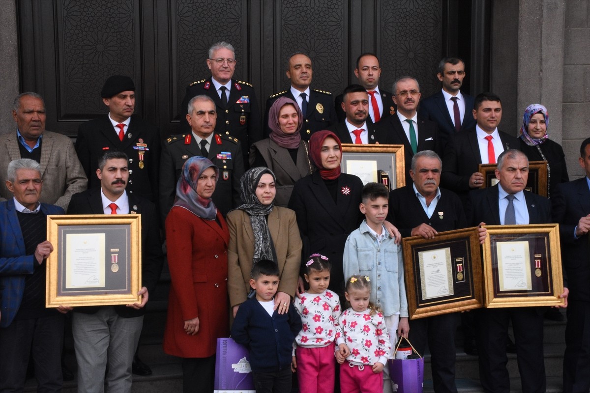 Afyonkarahisar'da Valilik Toplantı Salonu'ndaki törende, 2 şehit ailesi ile 7 gaziye Devlet Övünç...