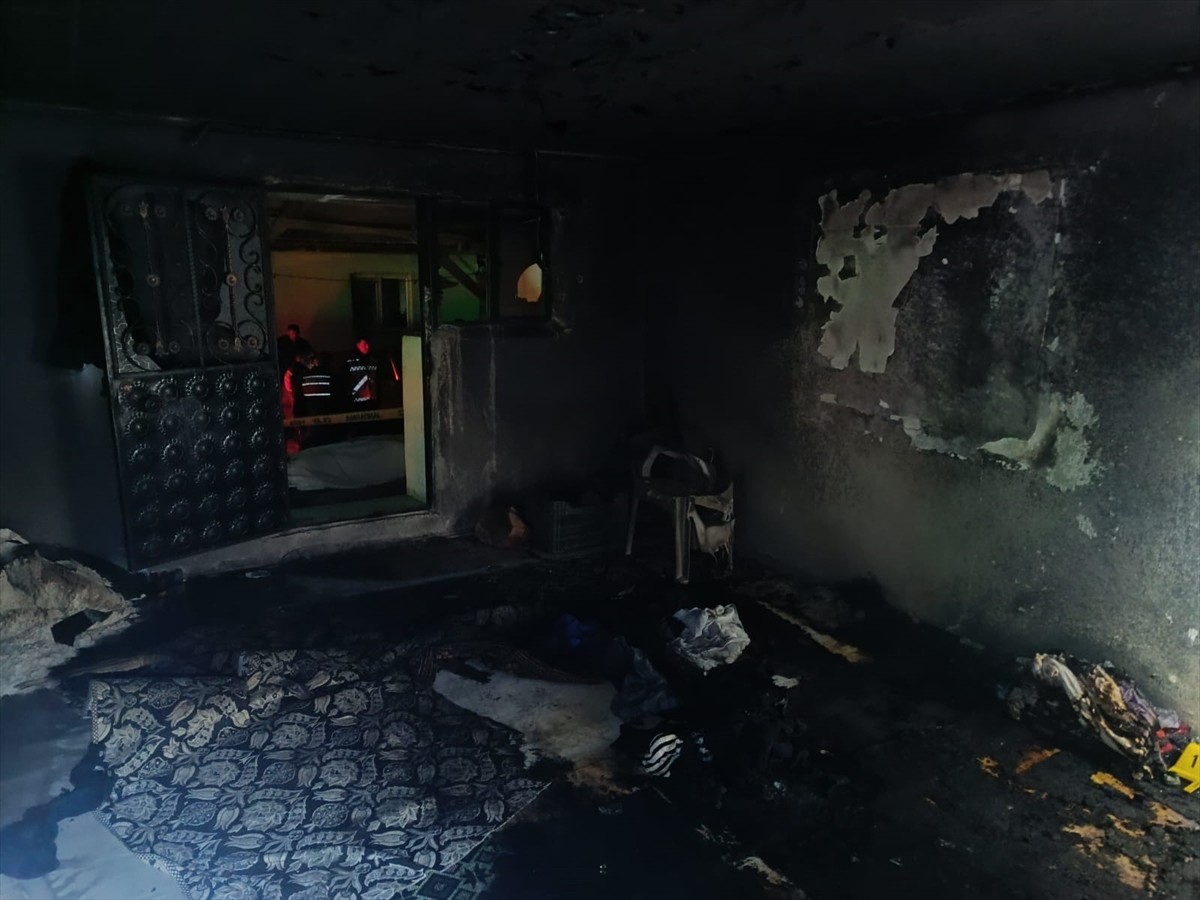 Afyonkarahisar'ın Çay ilçesinde evde çıkan yangında 1 kişi hayatını kaybetti, dumandan etkilenen 4...