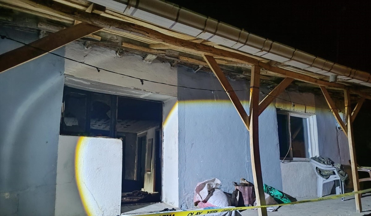 Afyonkarahisar'ın Çay ilçesinde evde çıkan yangında 1 kişi hayatını kaybetti, dumandan etkilenen 4...