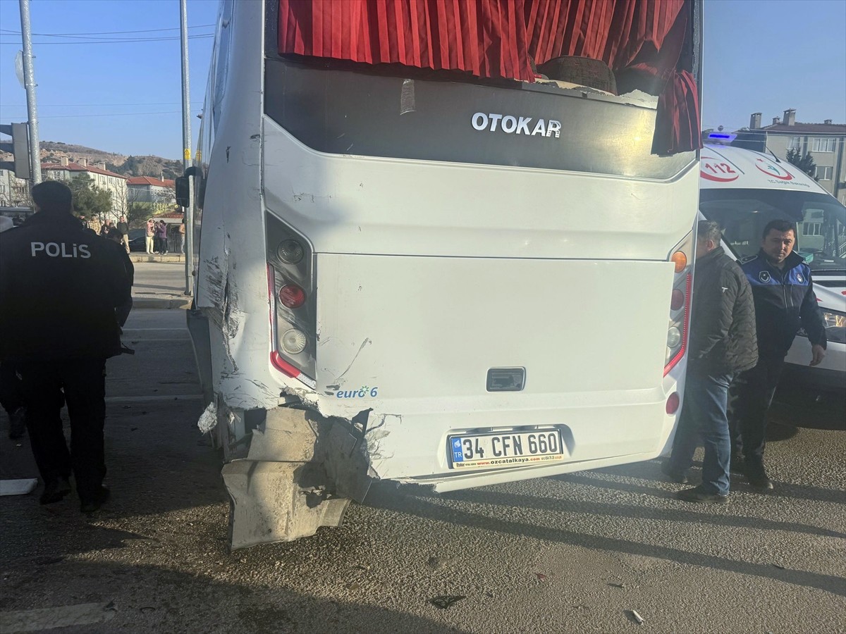 Afyonkarahisar'ın Dinar ilçesinde tırın tur otobüsüne çarpması sonucu 5 kişi yaralandı. Kaza...