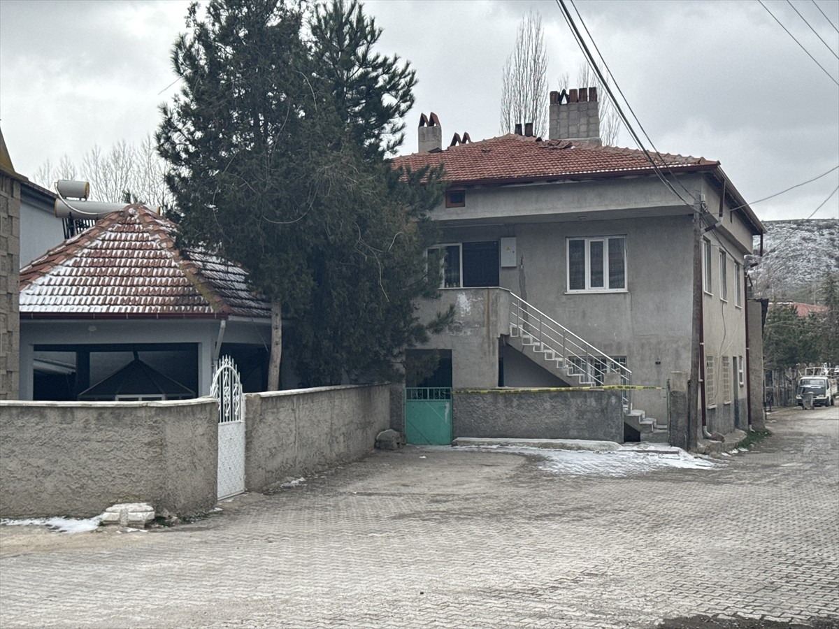 Afyonkarahisar'ın Şuhut ilçesinde babasını uyurken bıçaklayarak öldüren zanlı gözaltına alındı....