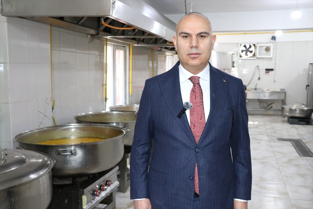 Ağrı'da Valilik ile Türk Kızılay işbirliğinde hayırseverlerin desteğiyle ihtiyaç sahibi ailelere...