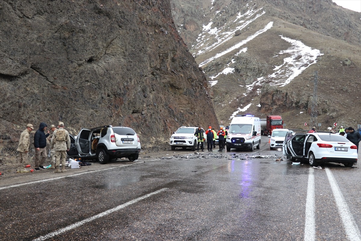 Ağrı'nın Eleşkirt ilçesinde otomobil ile hafif ticari aracın çarpışması sonucu 1 kişi öldü, biri...
