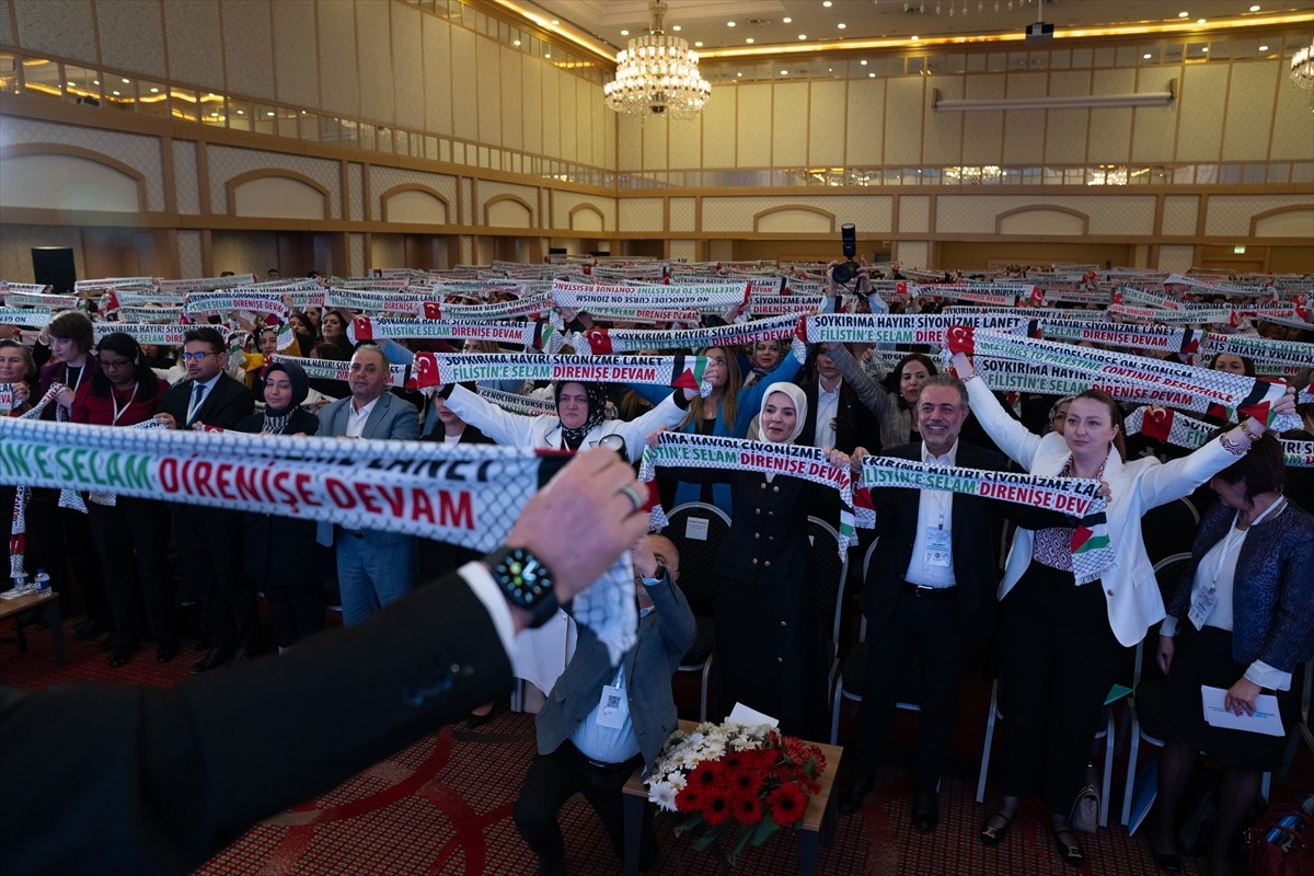 Aile ve Sosyal Hizmetler Bakanı Mahinur Özdemir Göktaş, HAK-İŞ Konfederasyonu tarafından...