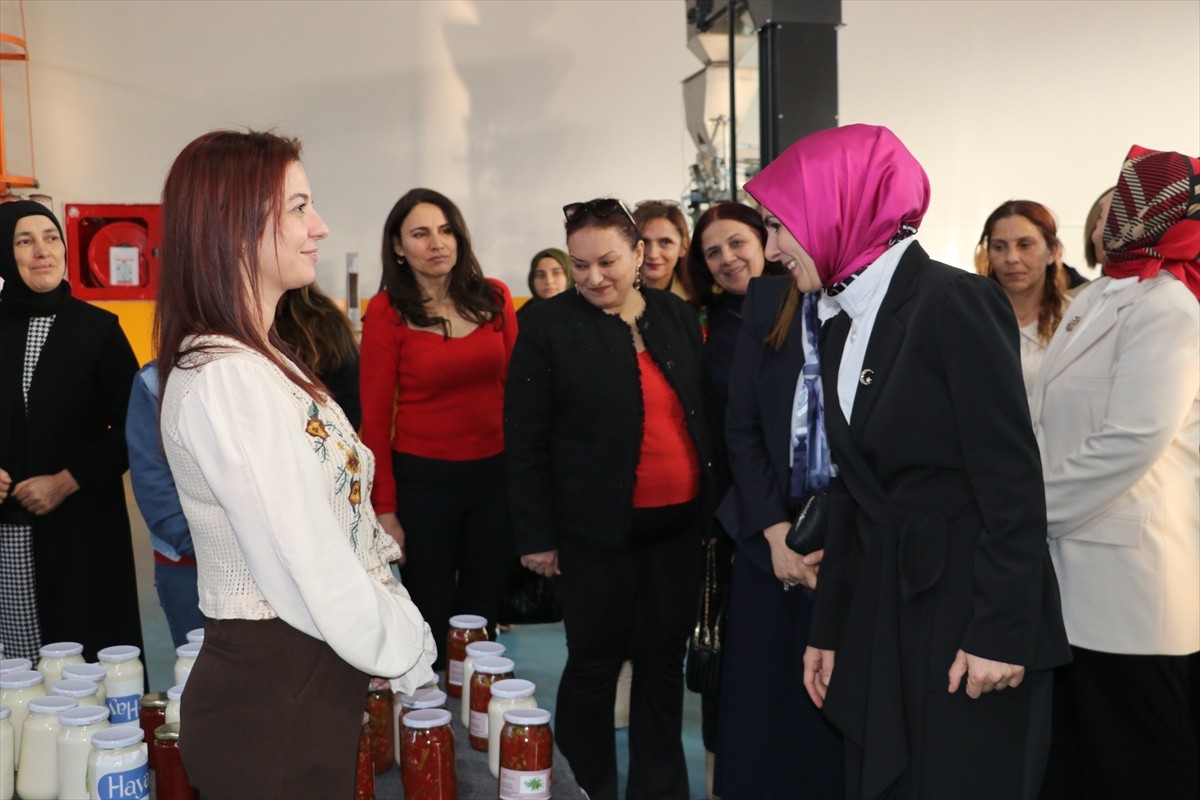 Aile ve Sosyal Hizmetler Bakanı Mahinur Özdemir Göktaş, Hatay'ın Belen ilçesindeki Hayat Hatay...