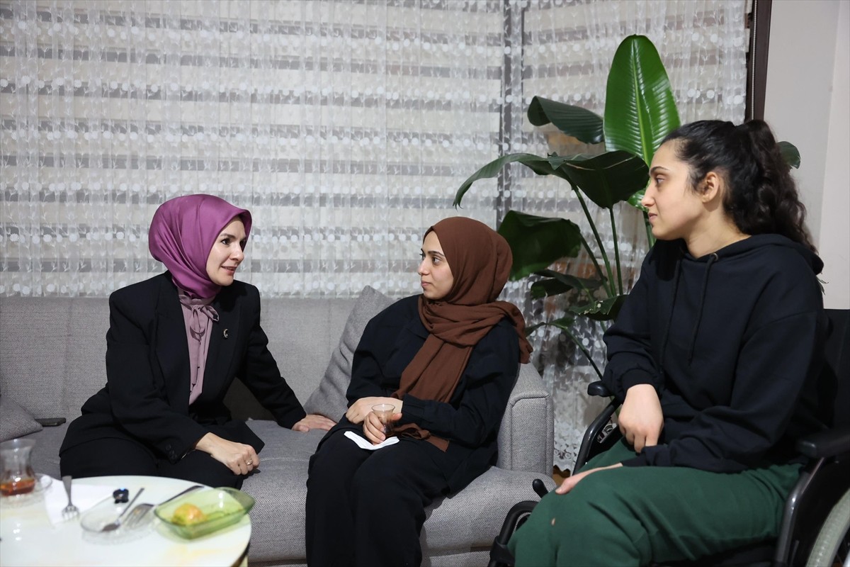 Aile ve Sosyal Hizmetler Bakanı Mahinur Özdemir Göktaş (solda), eşi Rahmi Göktaş ve çocuklarıyla...