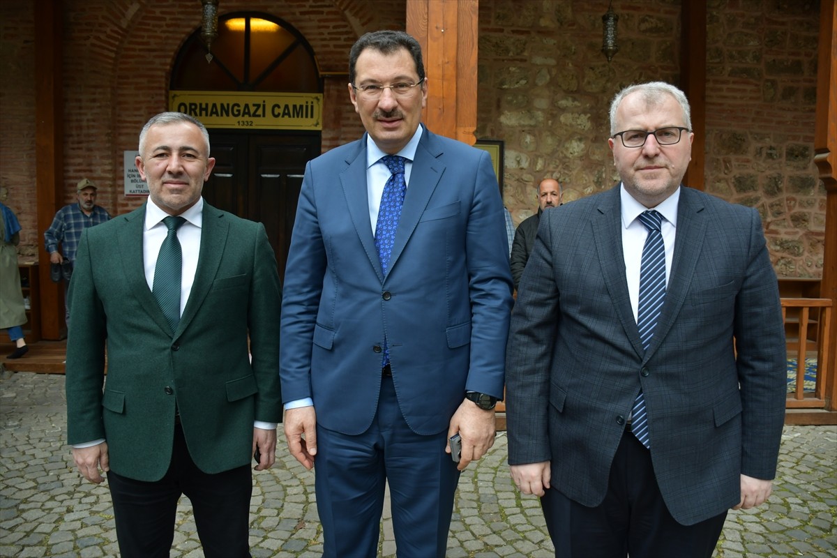 AK Parti Genel Başkan Yardımcısı Ali İhsan Yavuz (ortada), bir dizi program için geldiği...