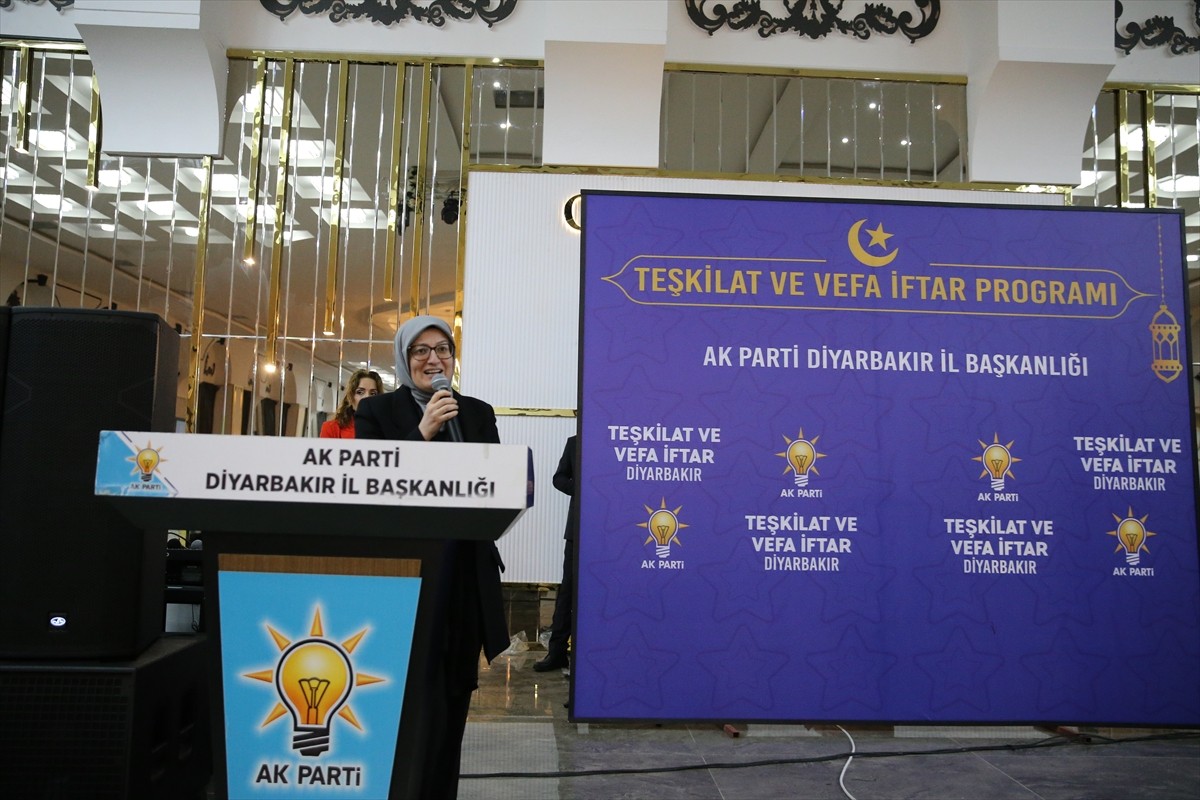 AK Parti Genel Başkan Yardımcısı Belgin Uygur (fotoğrafta), Diyarbakır'da AK Parti İl...