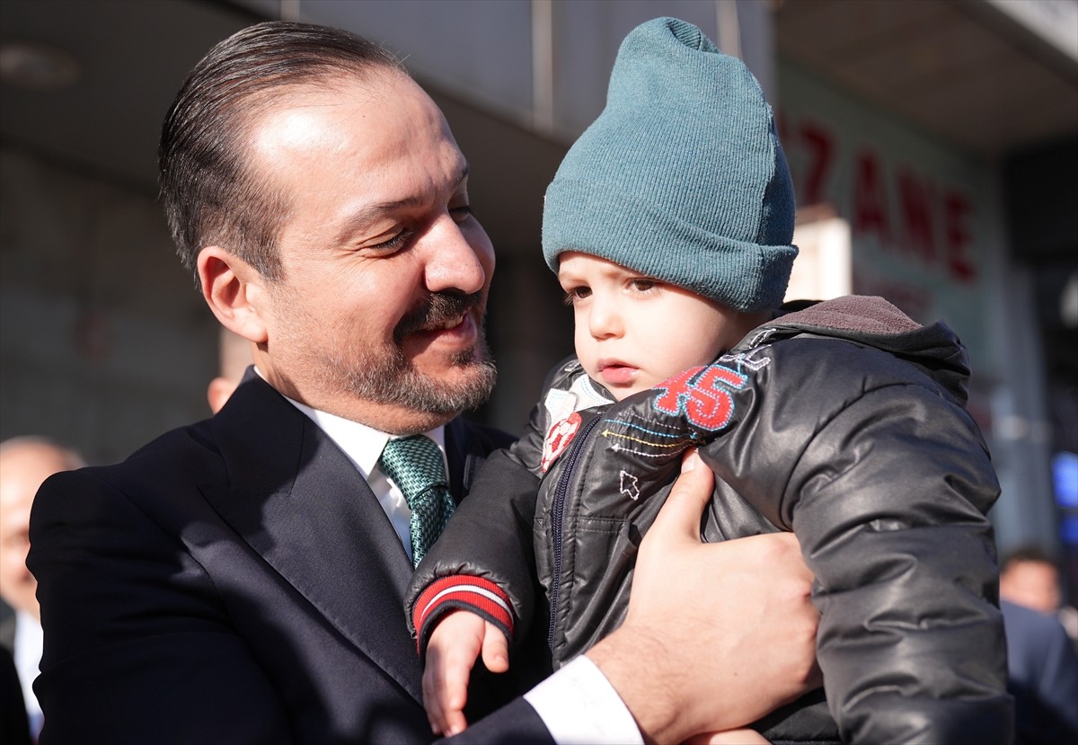 AK Parti Genel Başkan Yardımcısı Kürşad Zorlu (ortada), Erzurum'da esnaf ziyareti gerçekleştirdi...