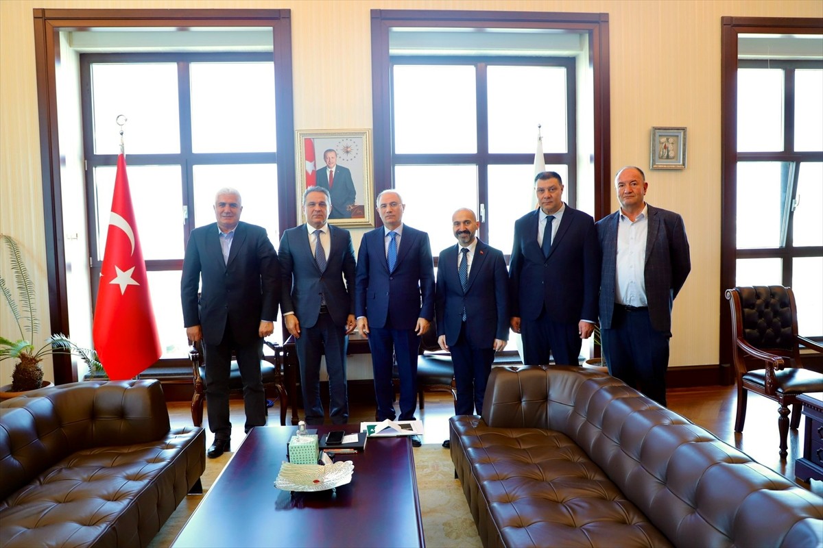 AK Parti Genel Başkanvekili Efkan Ala (sol 3), Alevi Vakıfları Federasyonu Genel Başkanı Haydar...