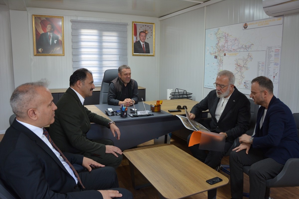 AK Parti Grup Başkanvekili Bahadır Nahit Yenişehirlioğlu (sağ 2), Manisa'nın Demirci ilçesinde...