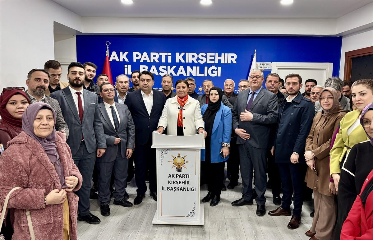 AK Parti Kırşehir İl Başkanı Seher Ünsal (ortada), partilerine oy veren vatandaşlara hakaret...