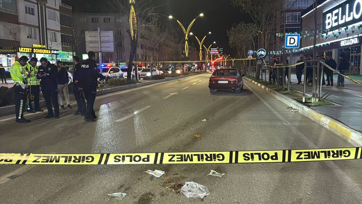 Aksaray'da otomobilin çarptığı yaya ağır yaralandı. Kaza yerine sağlık ve polis ekipleri sevk...