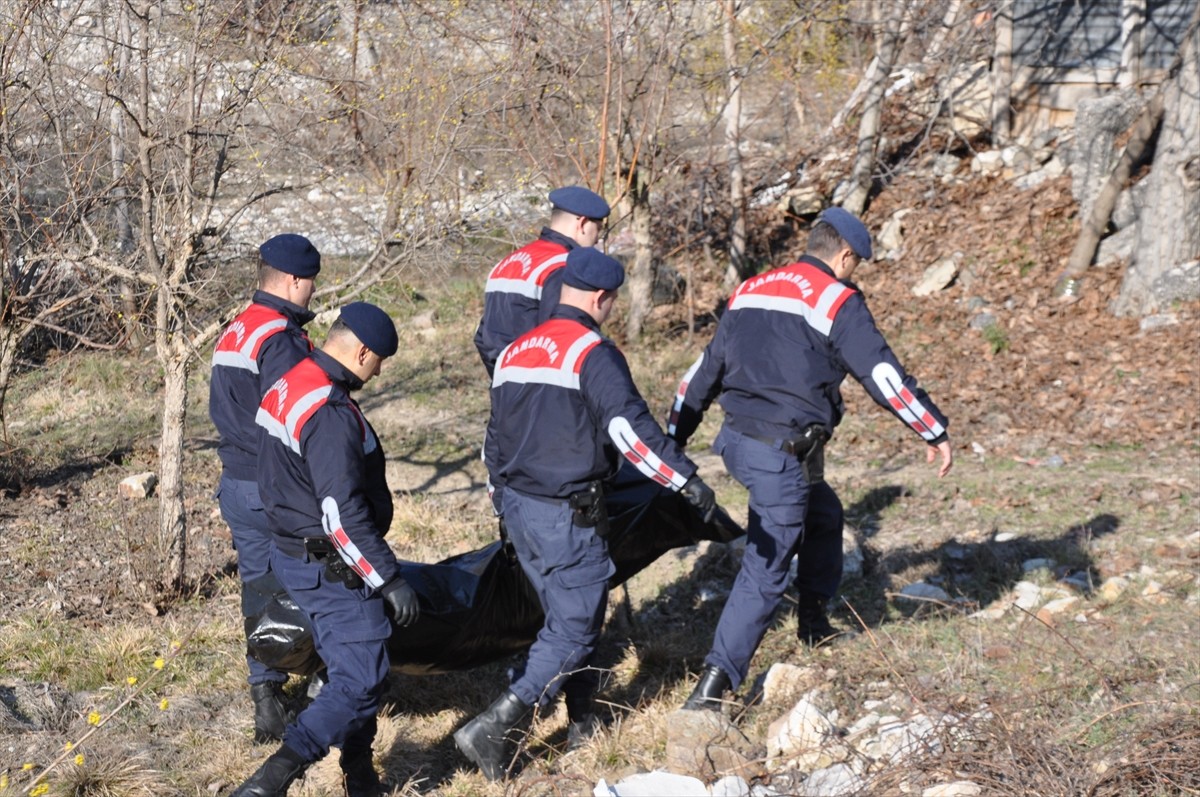 Amasya'nın Gümüşhacıköy ilçesinde hafif ticari aracın devrilmesi sonucu 1 kişi öldü, 4 kişi...