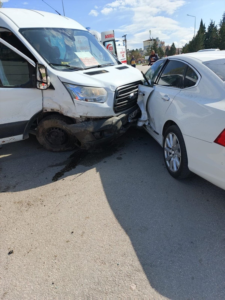 Amasya'nın Suluova ilçesinde 2 otomobil ile servis minibüsünün karıştığı kazada 11 kişi...