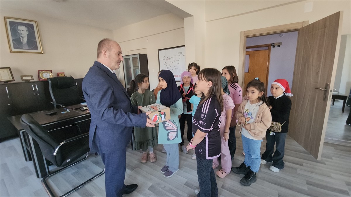 Amasya'nın Suluova ilçesinde 7-10 yaş Kur'an kursu öğrencileri, kumbaralarında biriktirdikleri...