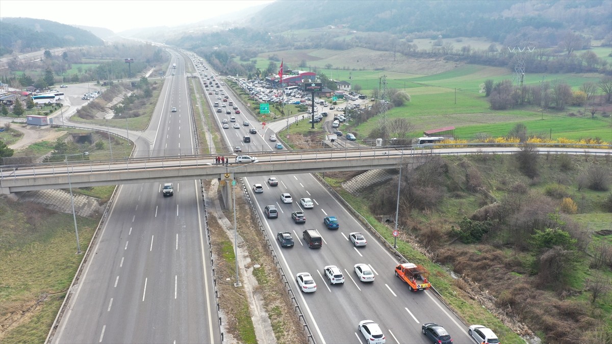 Anadolu Otoyolu'nun Bolu kesiminde, Ramazan Bayramı tatili dolayısıyla yola çıkan sürücüler...