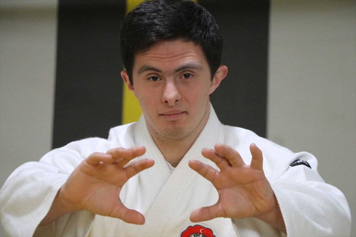 Ankara'da düzenlenecek milli takım seçmelerine katılacak down sendromlu judocu Ömer Faruk Demir...