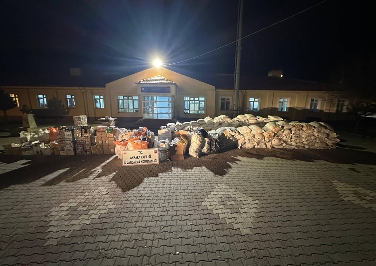 Ankara'da jandarma ekiplerince bir tırda yapılan aramada 9,5 ton kıyılmış açık tütün ile çeşitli...