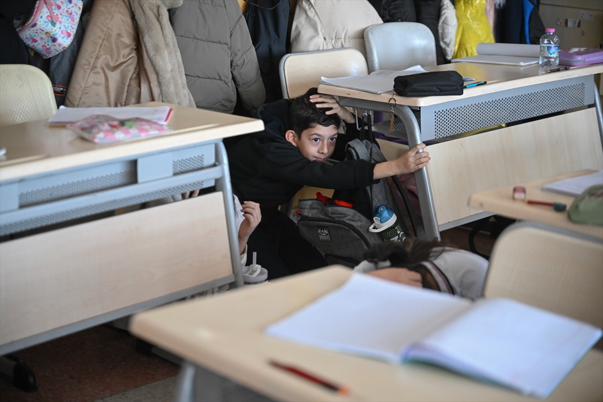 Ankara'da, Milli Eğitim Bakanlığına (MEB) bağlı resmi ve özel kurumlarda eş zamanlı deprem...