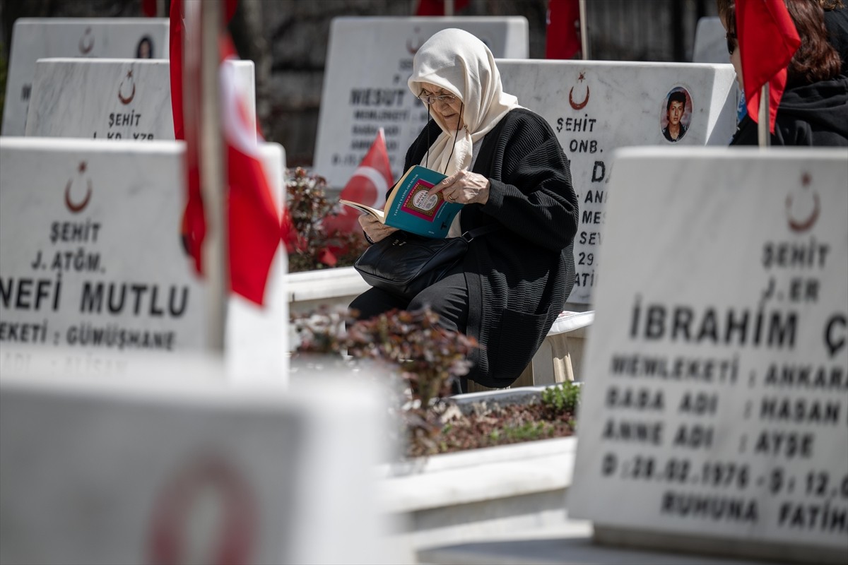 Ankara'da şehit yakınları, Ramazan Bayramı arifesinde şehitlikleri ziyaret etti. Şehit yakınları...
