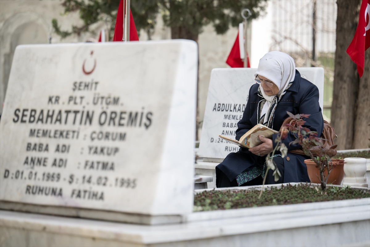 Ankara'da şehit yakınları, Ramazan Bayramı arifesinde şehitlikleri ziyaret etti. Şehit yakınları...