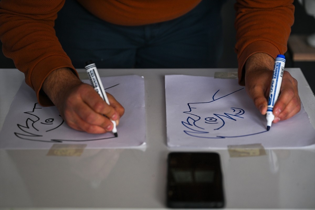  Ankara'da yaşayan İskender Kozan, sahip olduğu yeteneği sayesinde aynı anda iki eliyle, iki...