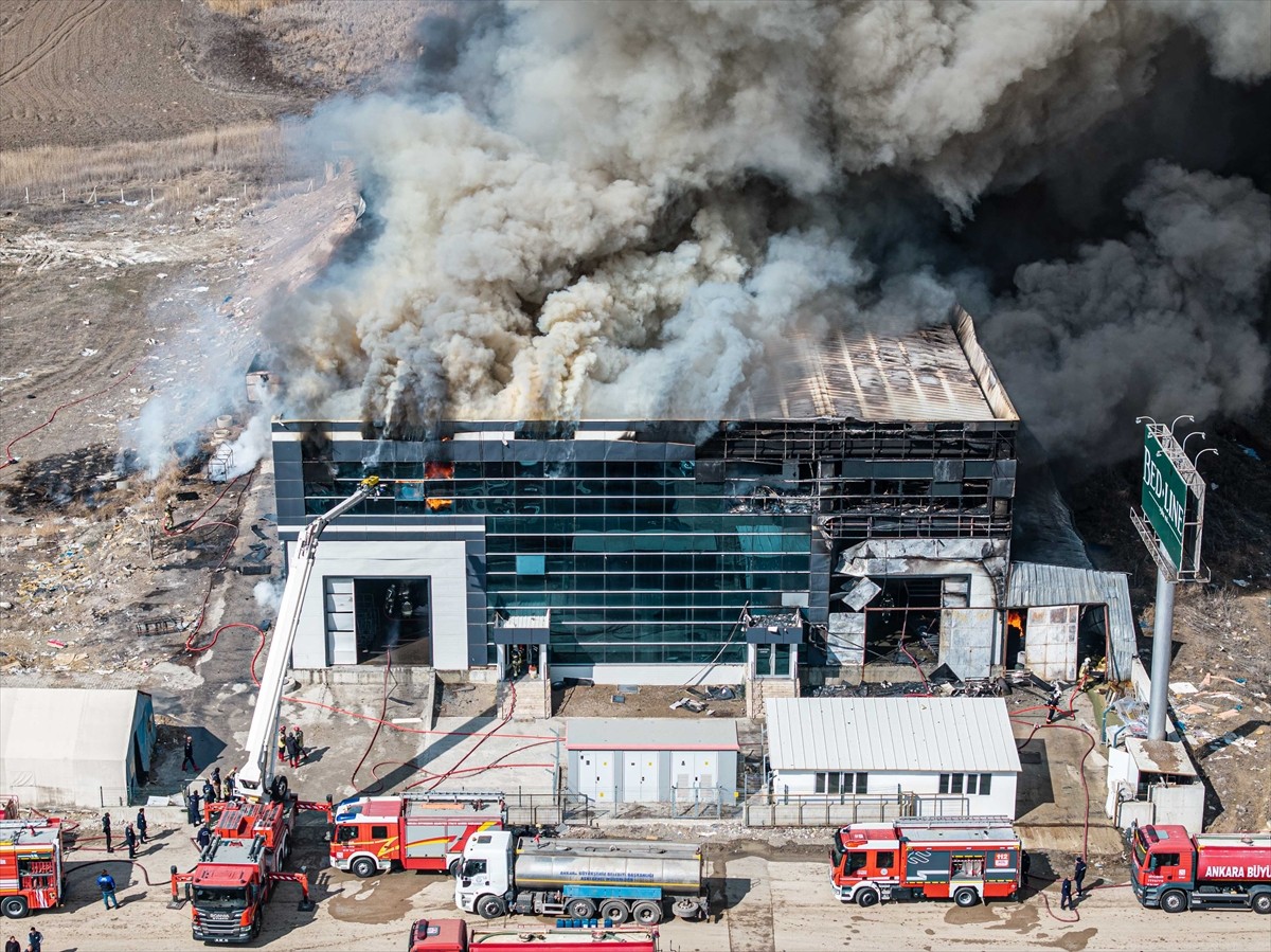 Ankara'nın Akyurt ilçesindeki bir yatak fabrikasında çıkan yangına itfaiye ekiplerince müdahale...