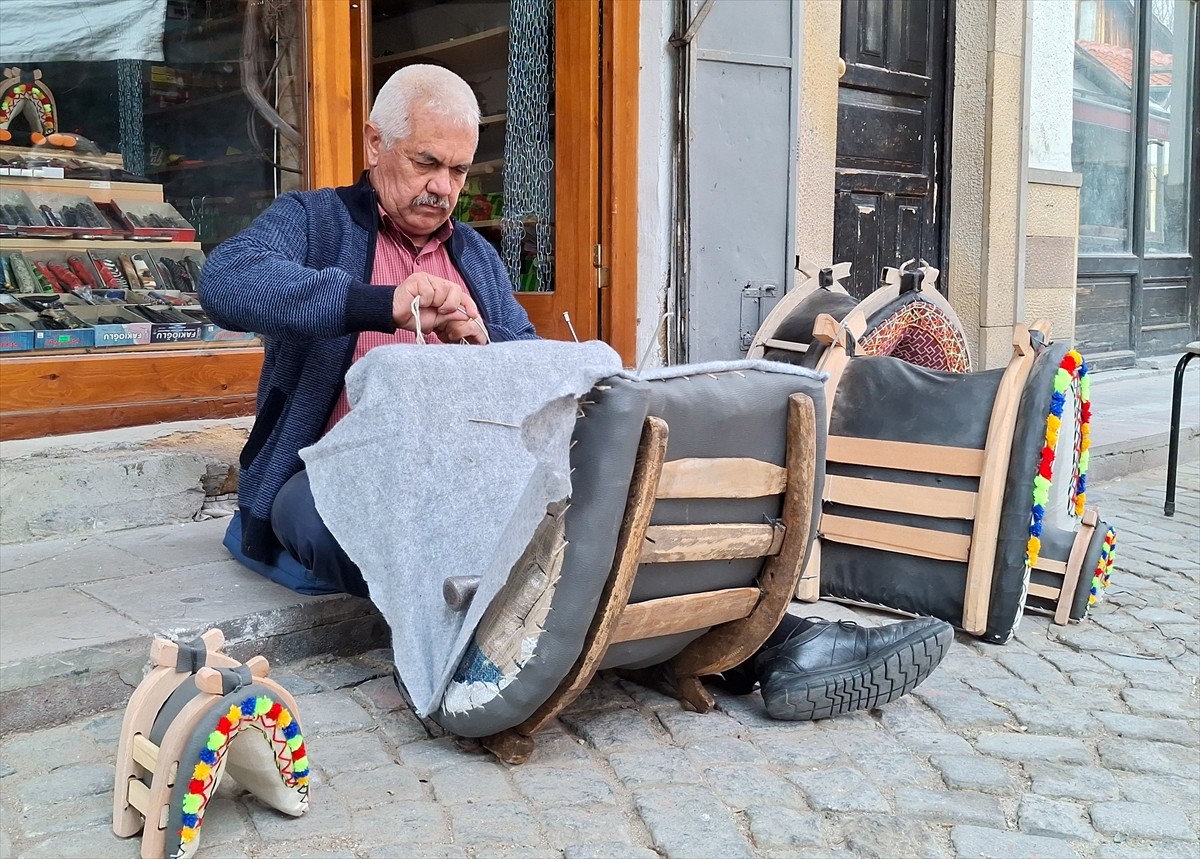 Ankara'nın Beypazarı ilçesinde "Yaşayan İnsan Hazinesi" ödüllü 65 yaşındaki semerci İbrahim Atıcı...